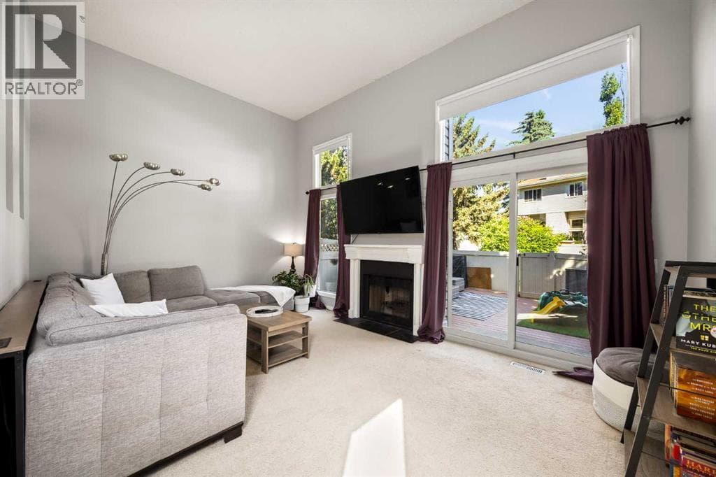 723 Queenston Terrace SE — photo 2