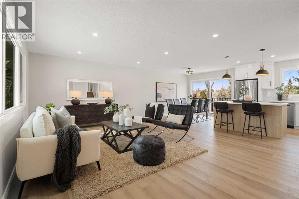 347 Queensland Drive SE — photo 2