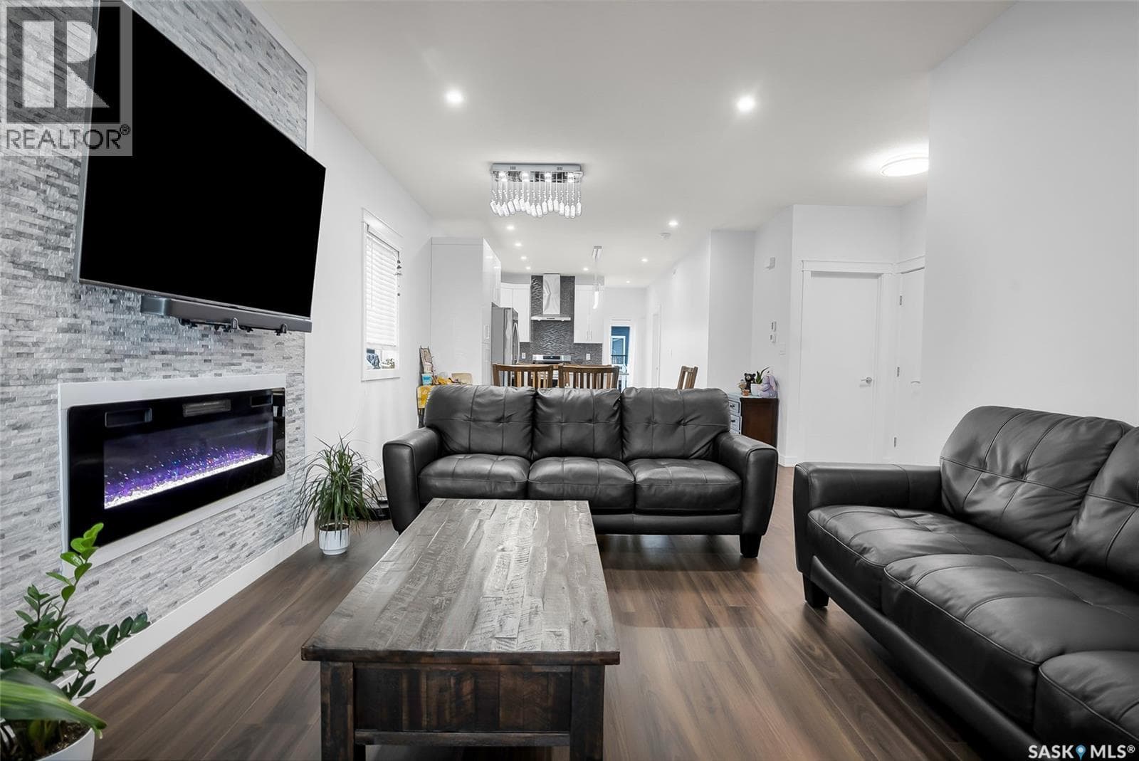 715 Bentley MANOR — photo 4