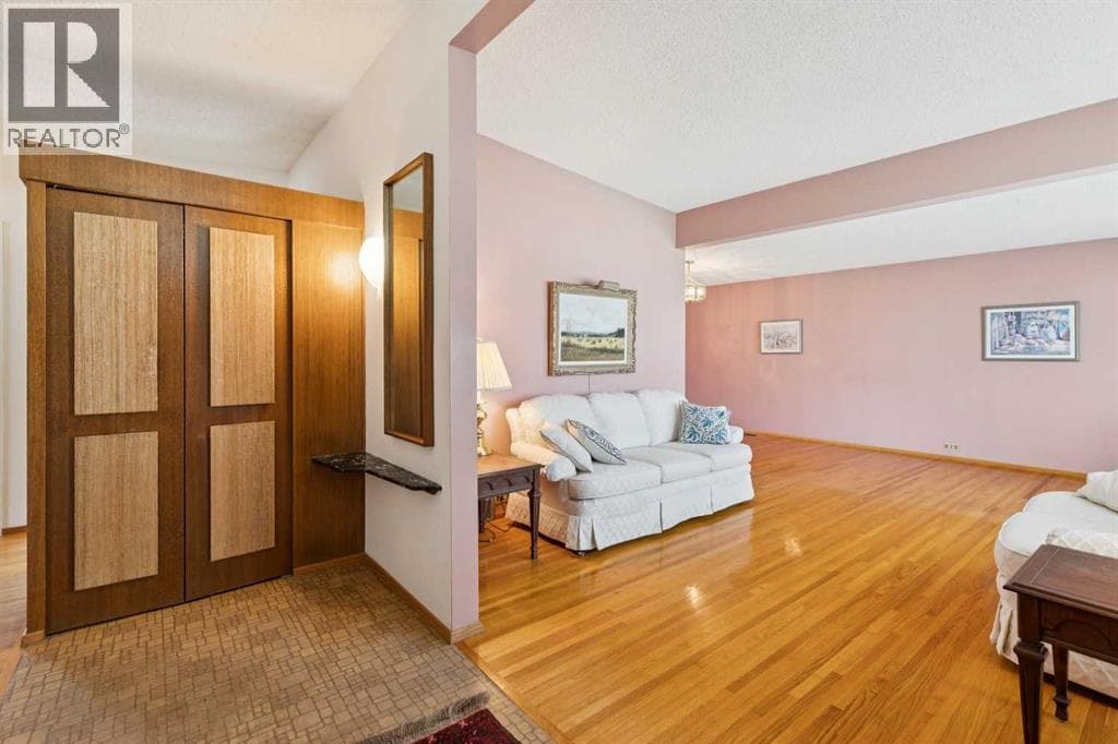 4312 40 Street NW — photo 2