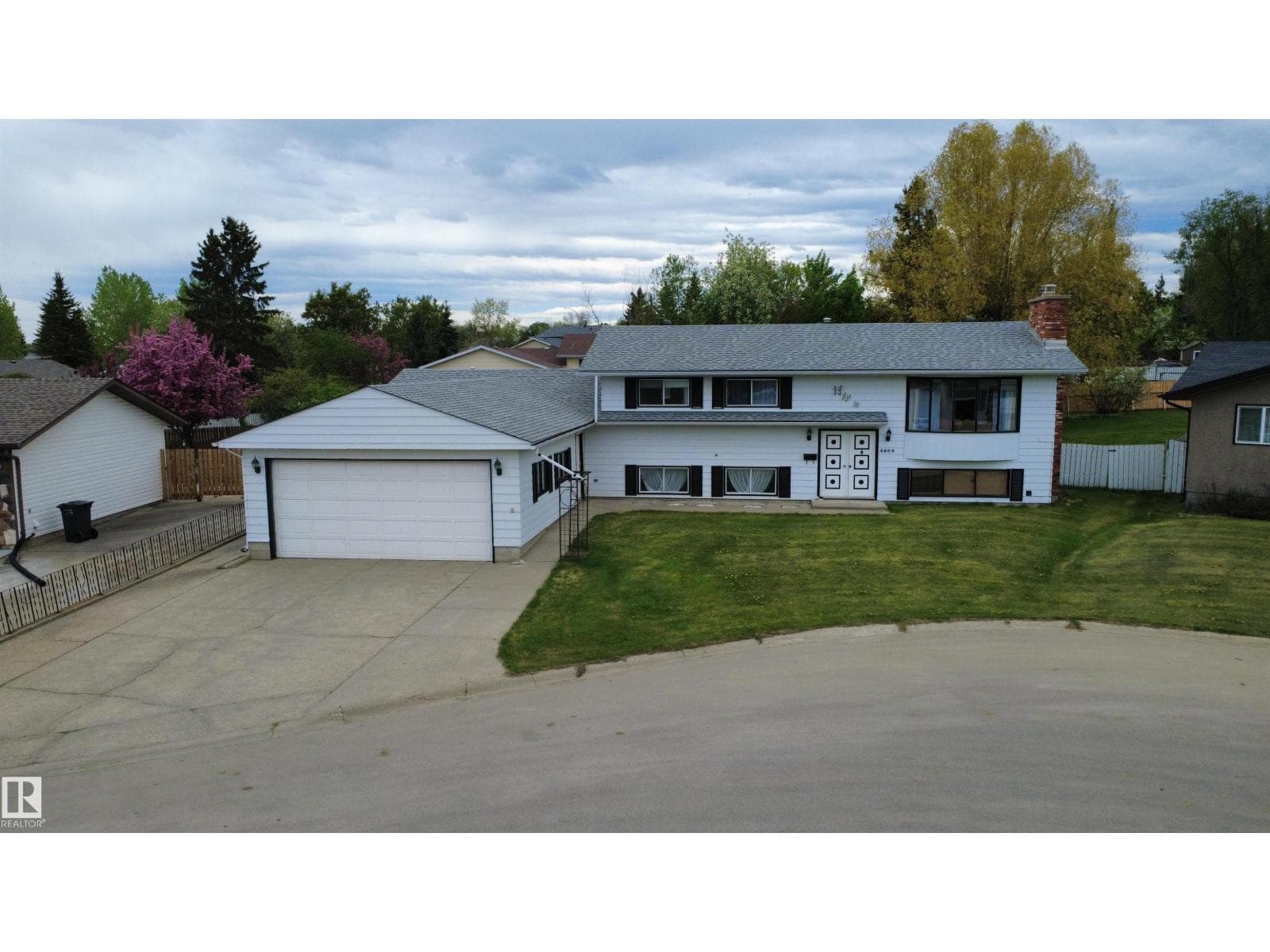 4809 MacKenzie Ave — photo 2