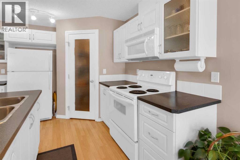 27 Royal Birch Mount NW — photo 5