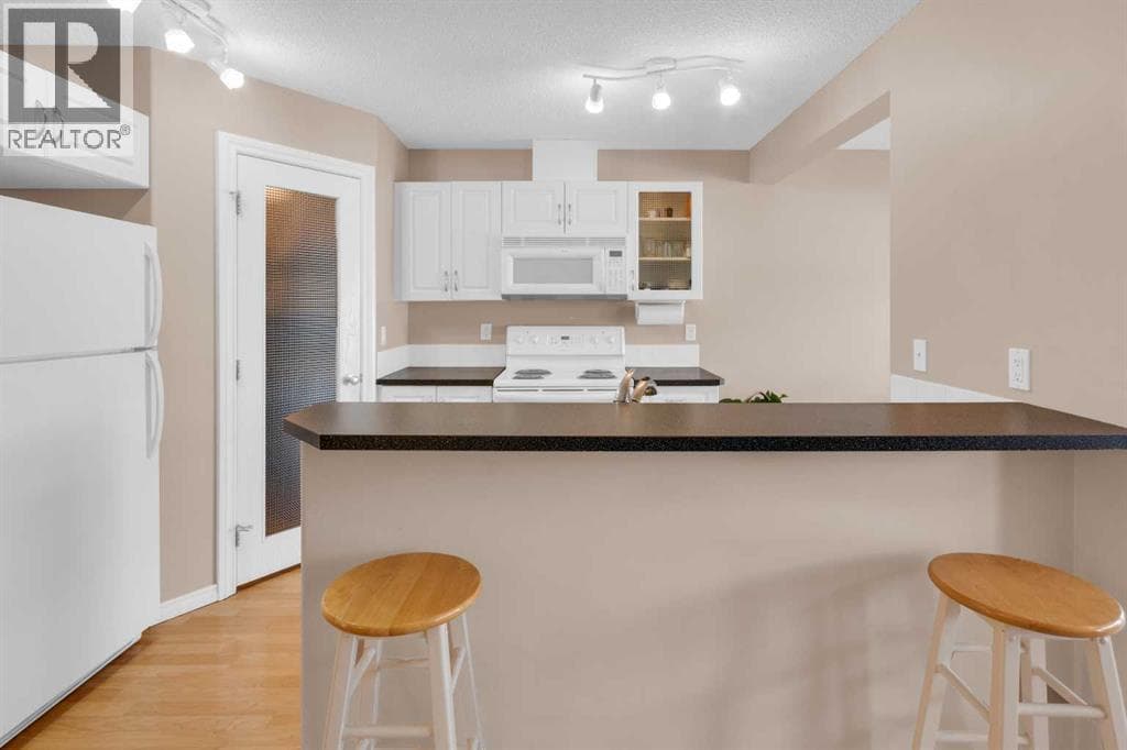 27 Royal Birch Mount NW — photo 3