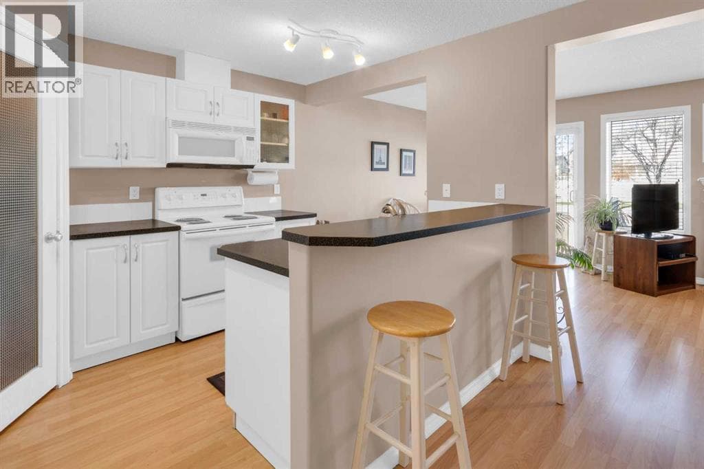 27 Royal Birch Mount NW — photo 2