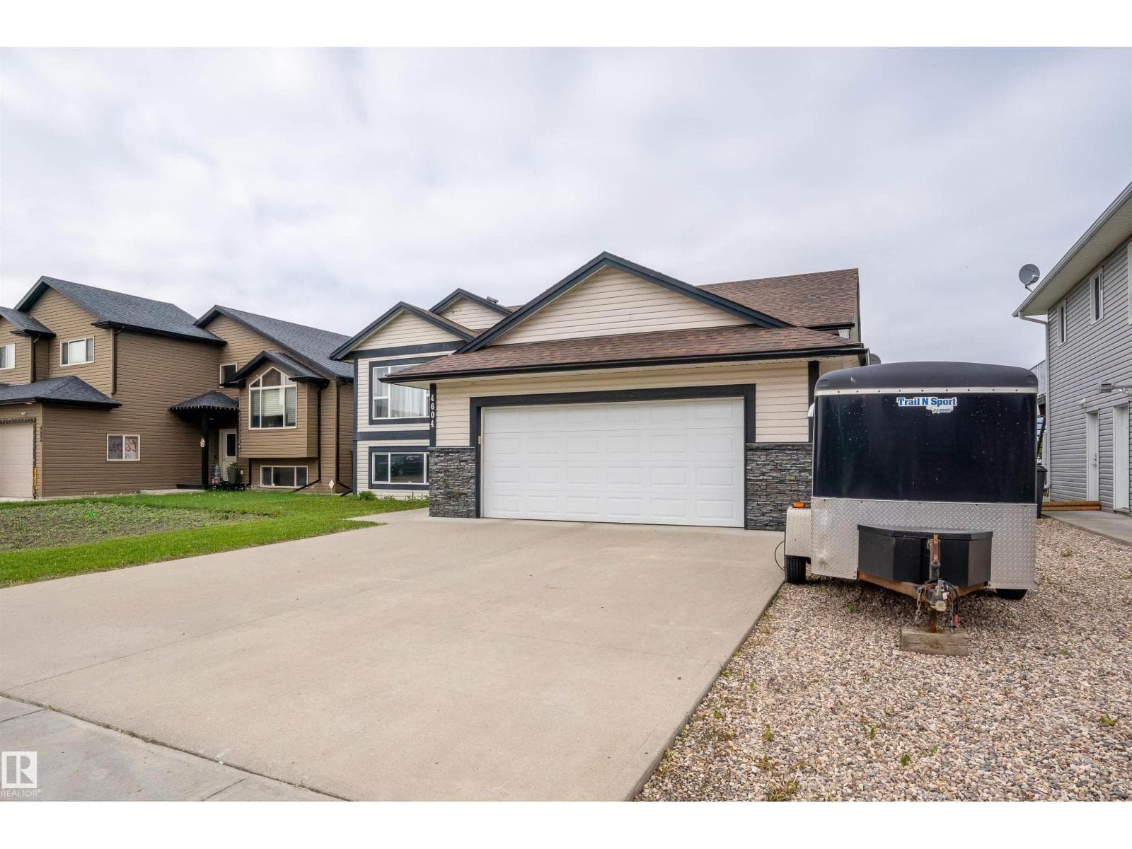 4604 62 AV — photo 2