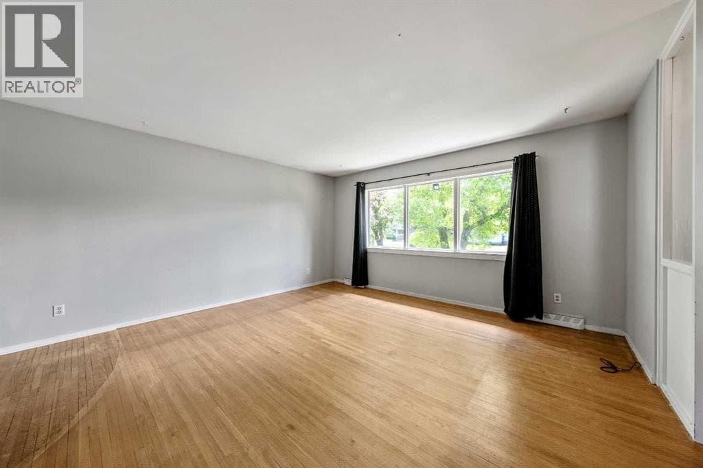 1032 89 Avenue SW — photo 3