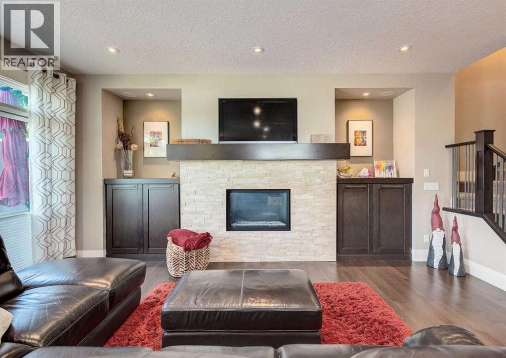2039 45 Avenue SW — photo 3