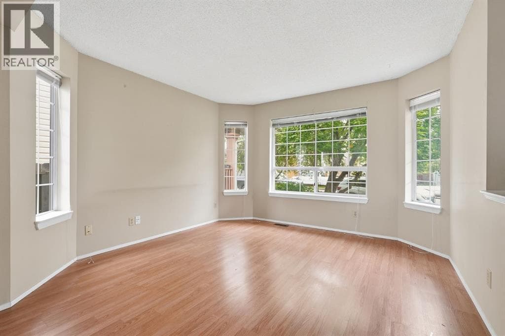 298 Costa Mesa Close NE — photo 2