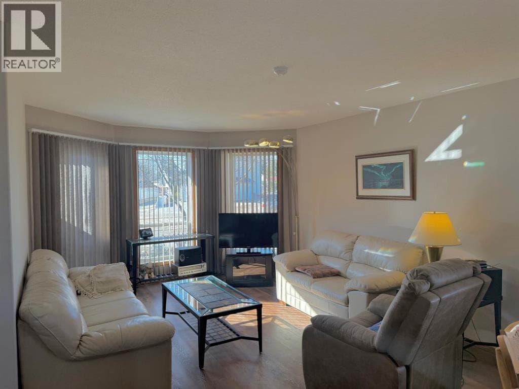 12 Clearwater Crescent — photo 2