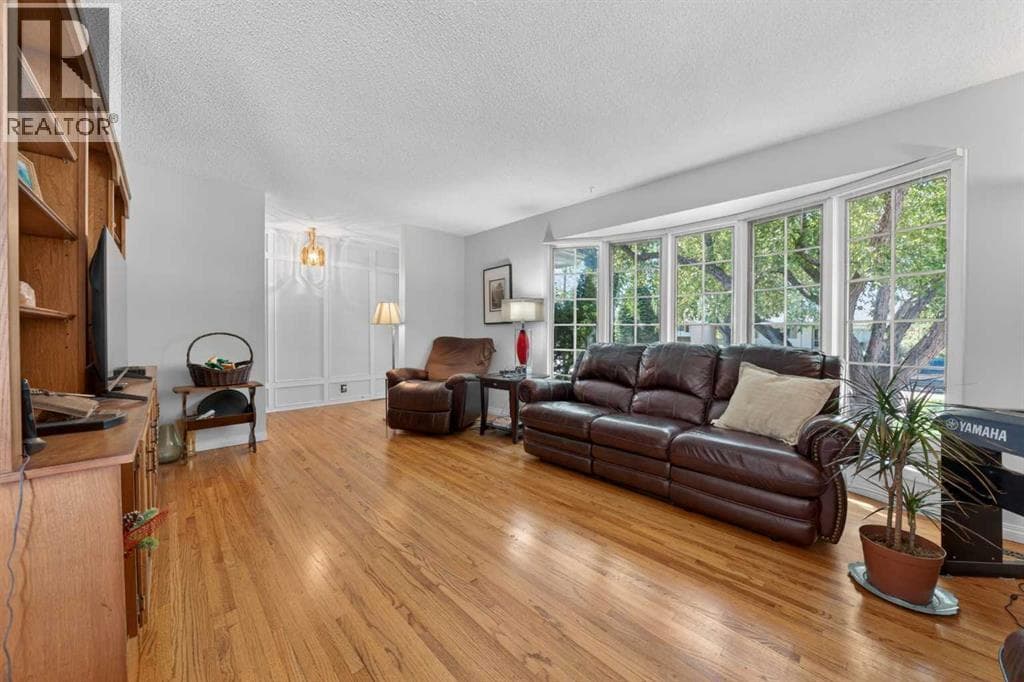 740 Hunterston Crescent NW — photo 4