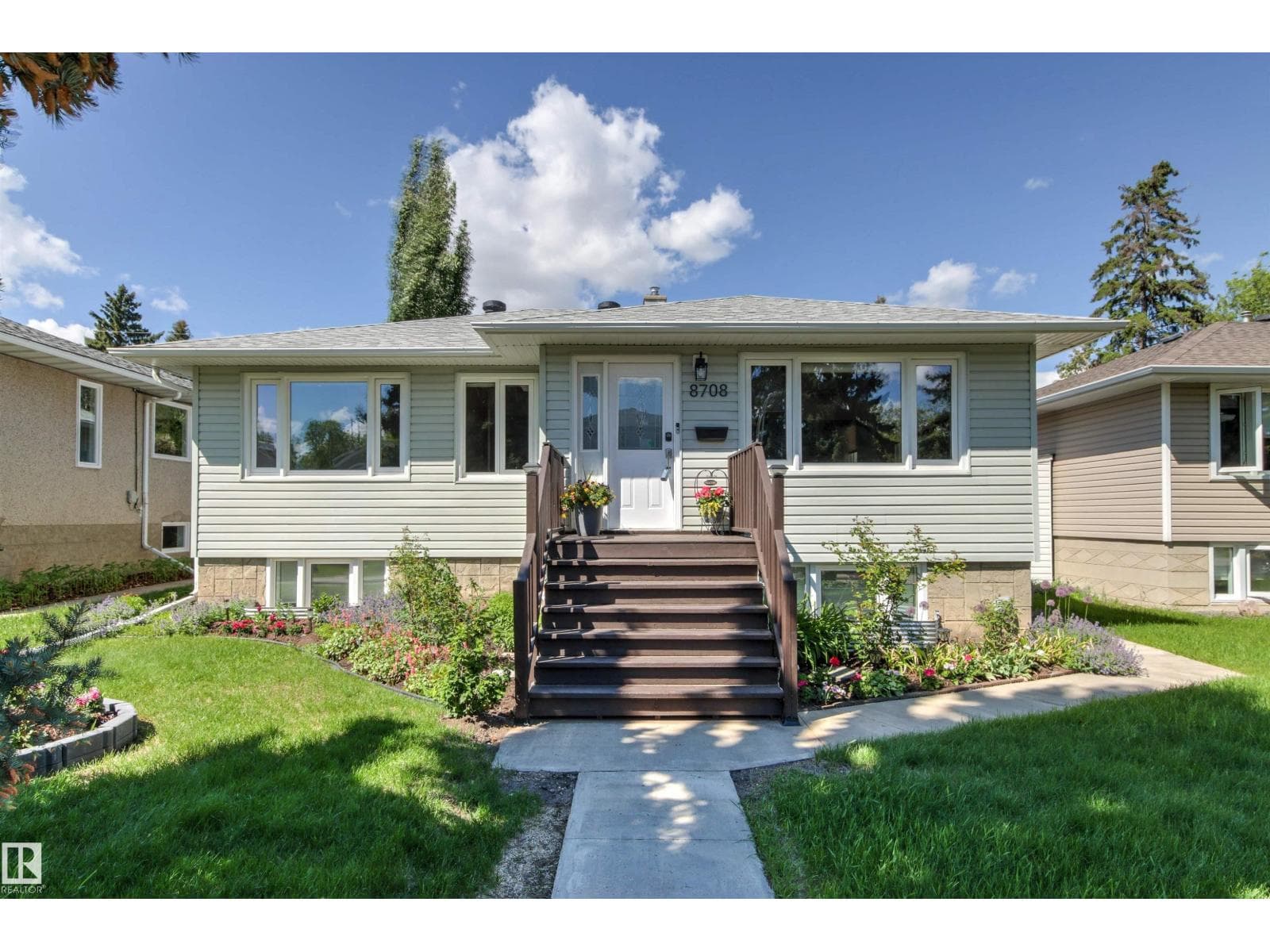 8708 89 AV NW