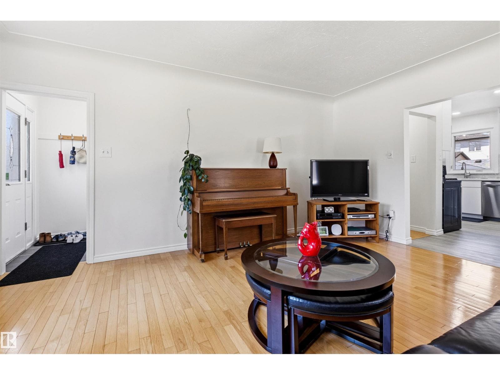 8708 89 AV NW — photo 4