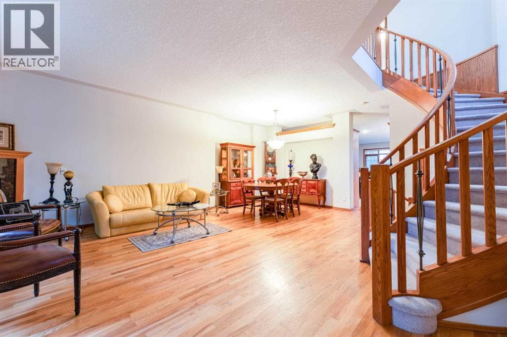256 43 Avenue NW — photo 4