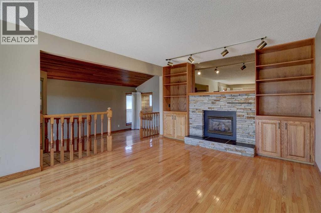 2328 Munro Drive NE — photo 2