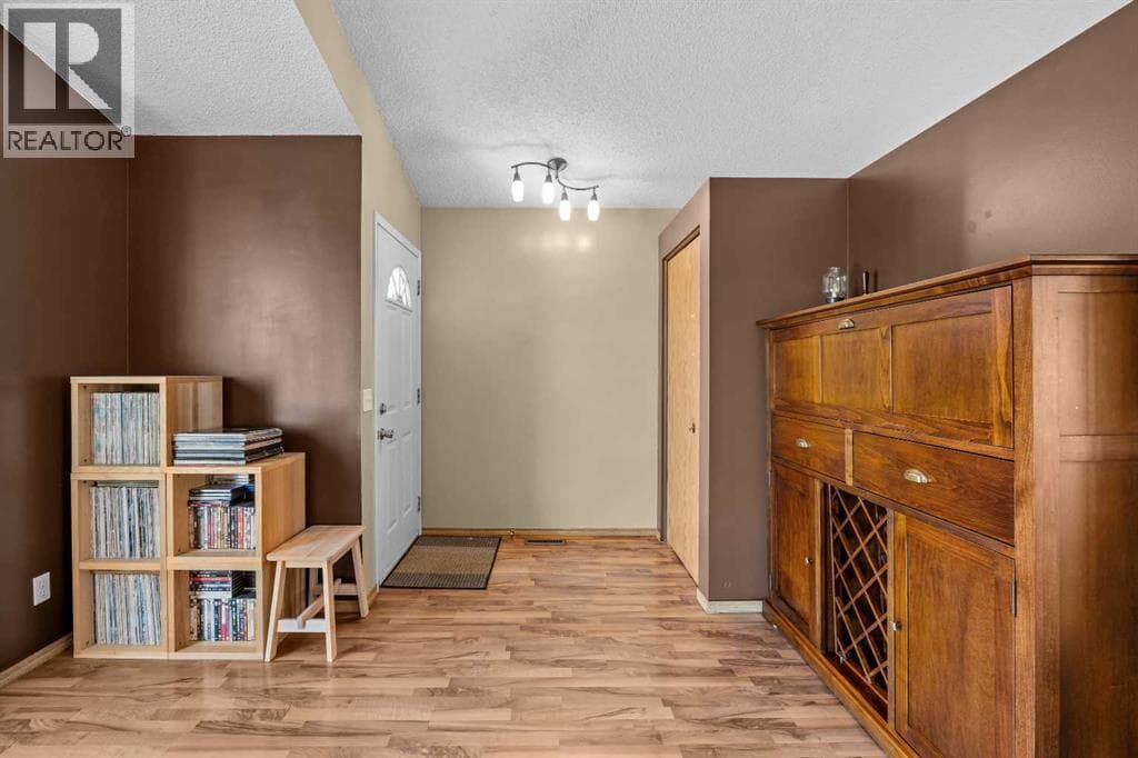316 Coventry Close NE — photo 3