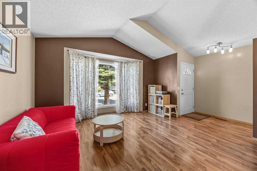 316 Coventry Close NE — photo 5