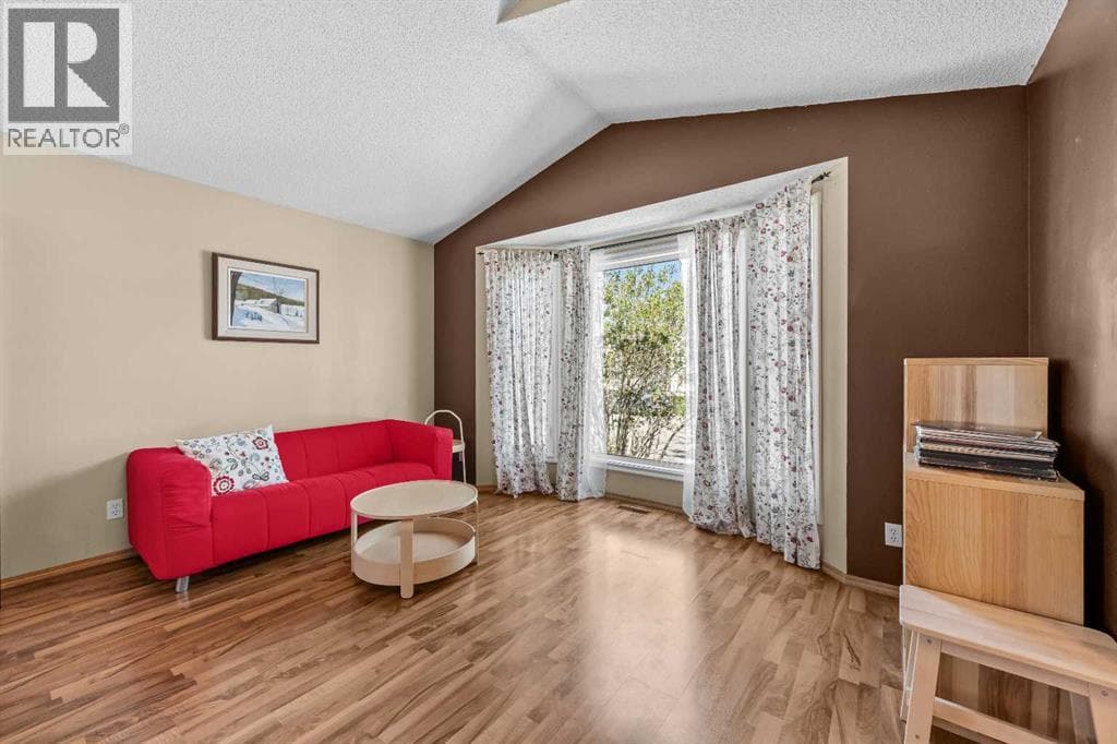 316 Coventry Close NE — photo 4