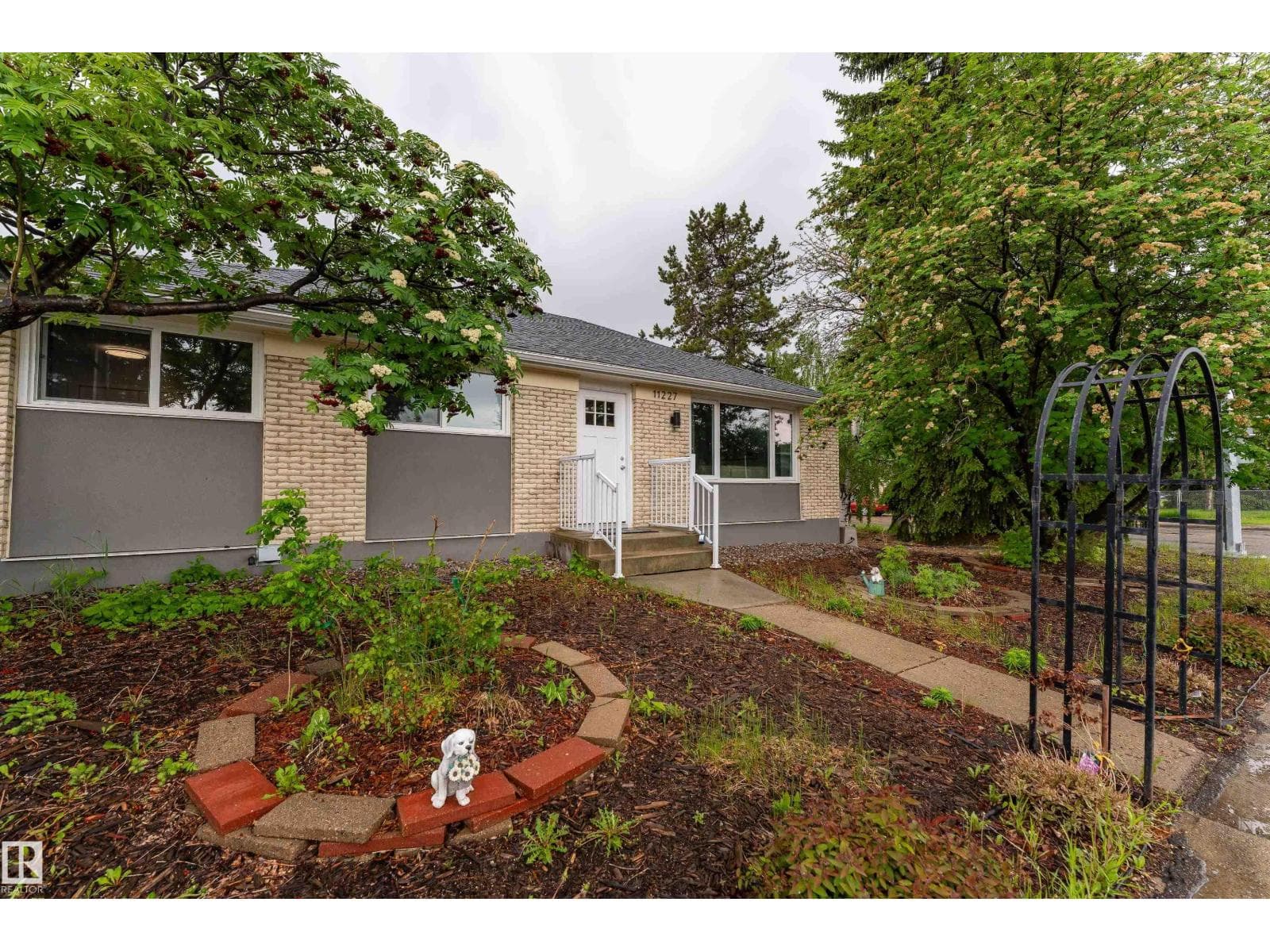 11227 40 AV NW — photo 2