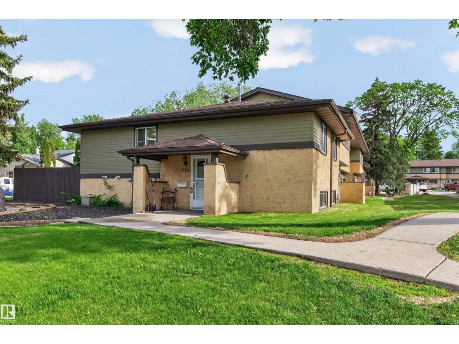256 WOODBRIDGE WY