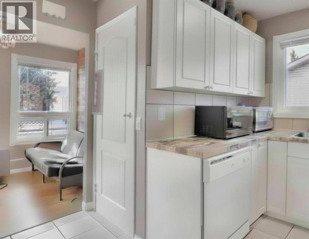 1004 Penrith Crescent SE — photo 4