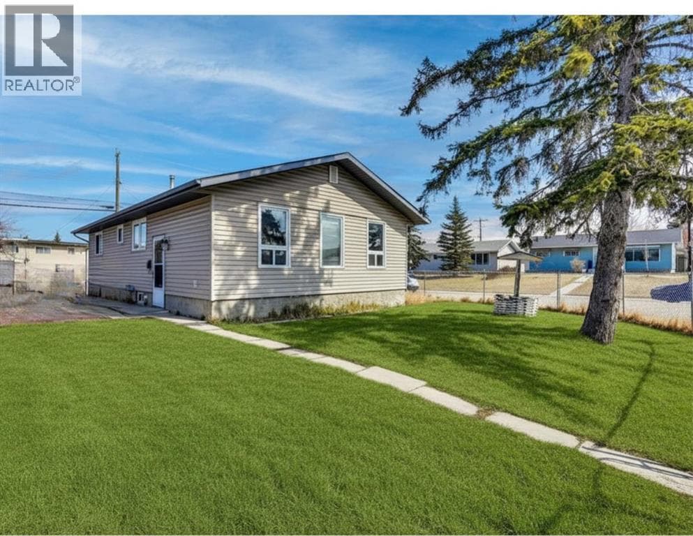1004 Penrith Crescent SE — photo 2