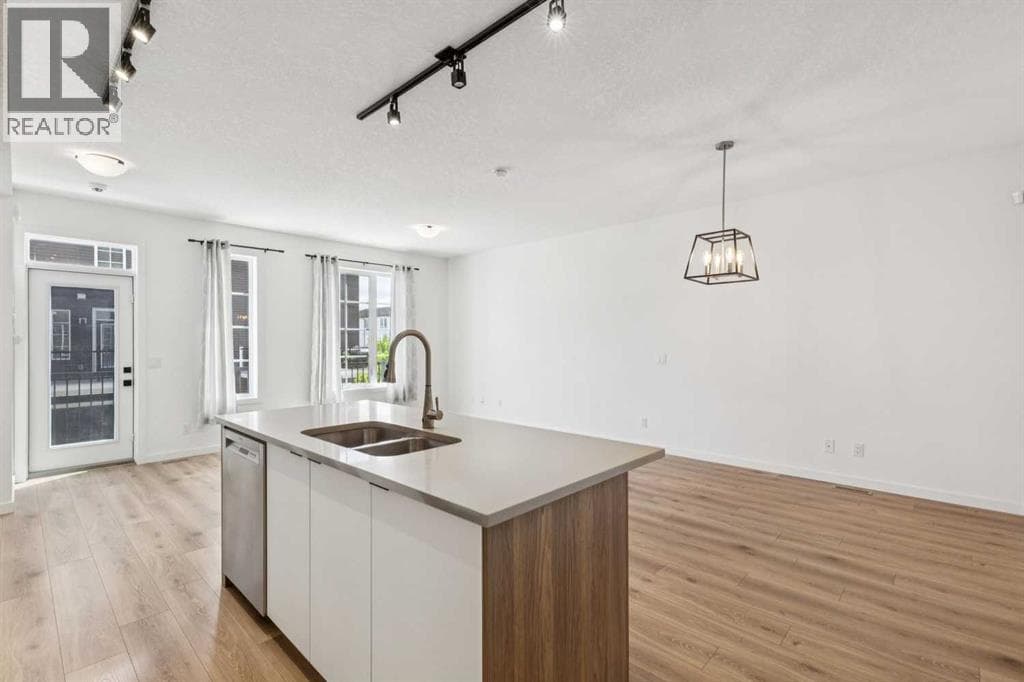 146 Walgrove Common SE — photo 3