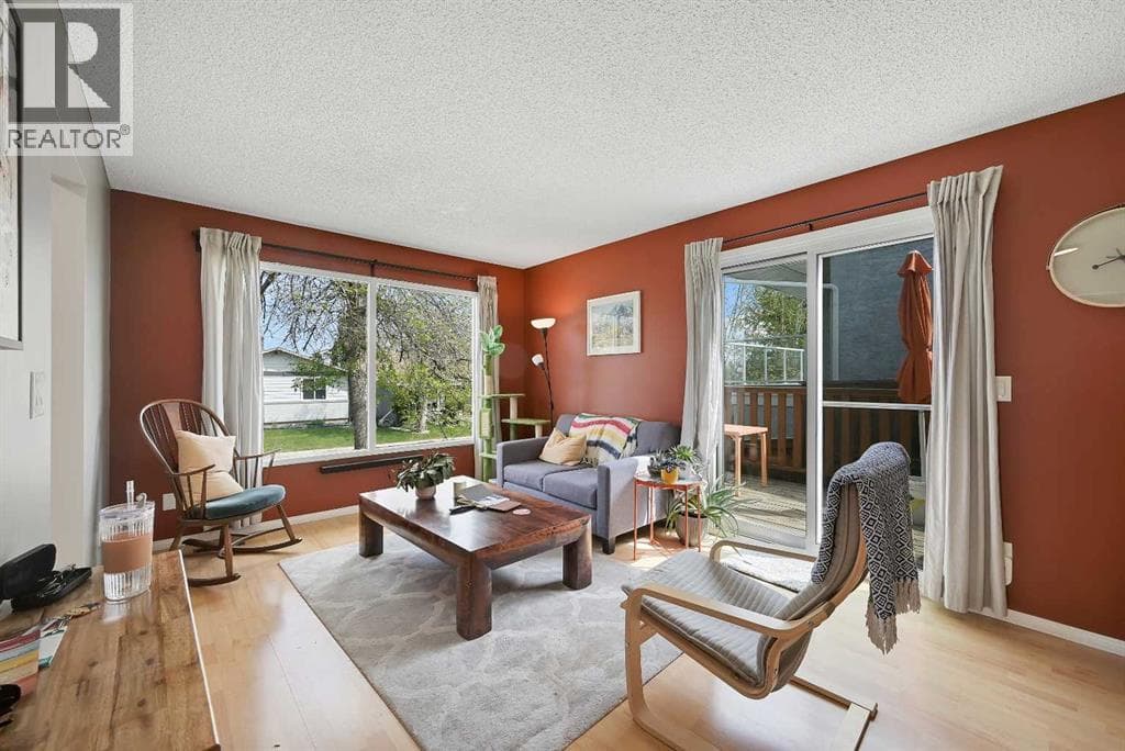 160 Strathcona Close SW — photo 4