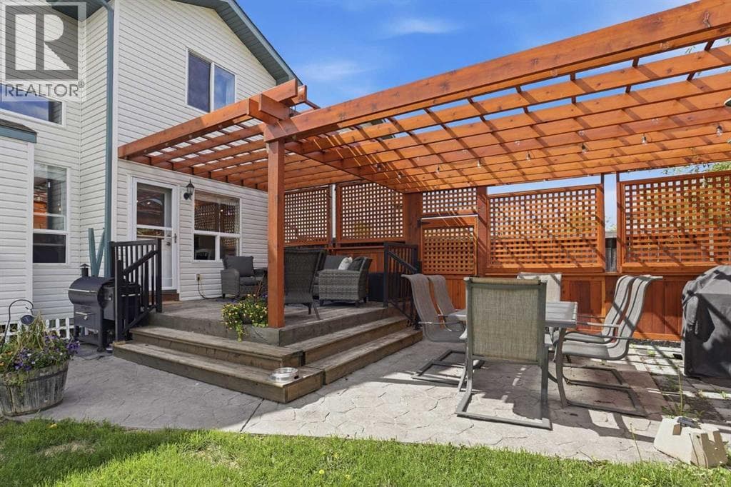121 Canoe Square SW — photo 2