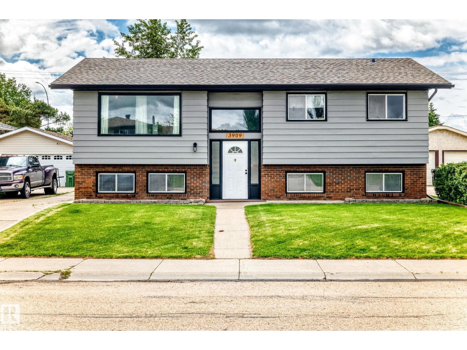 3909 39 AV — photo 2