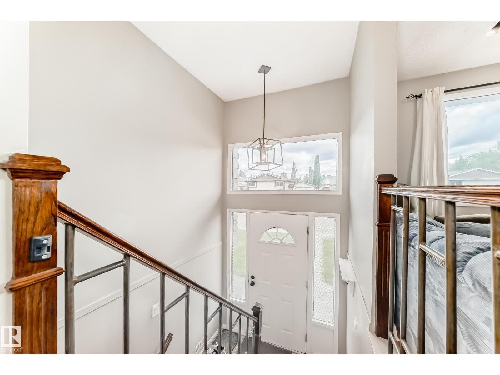 3909 39 AV — photo 3
