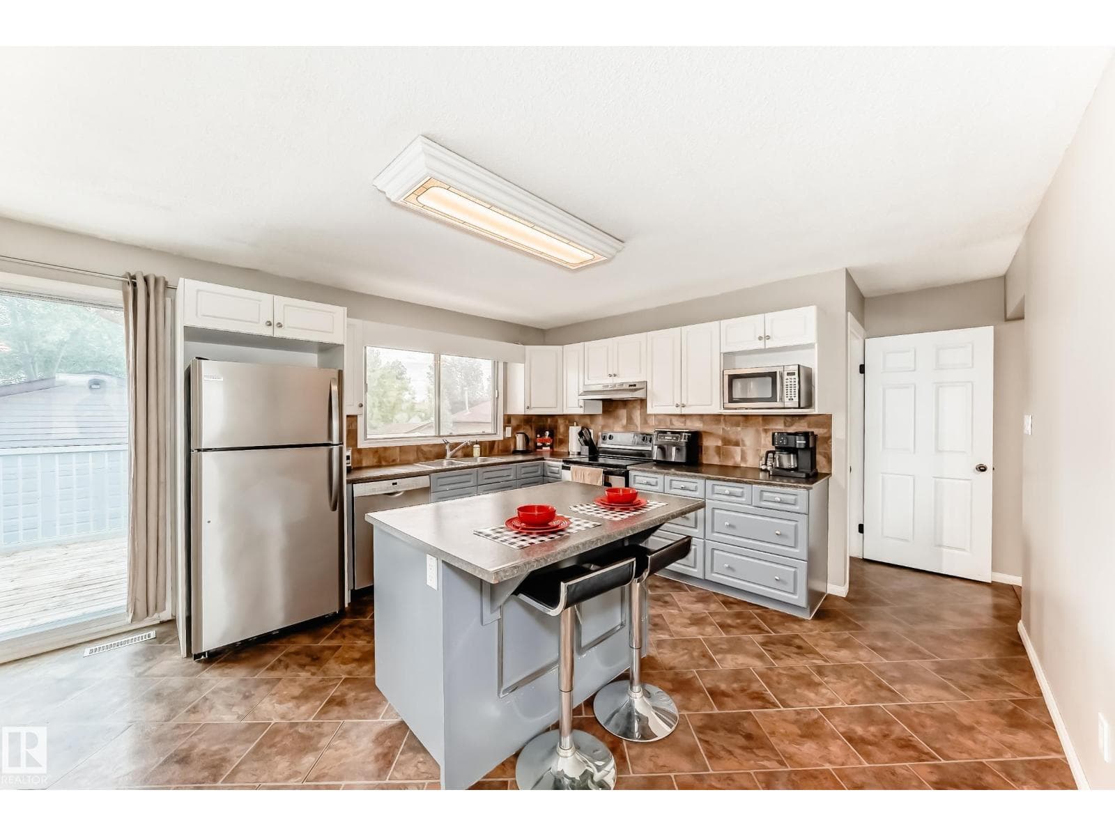 3909 39 AV — photo 5