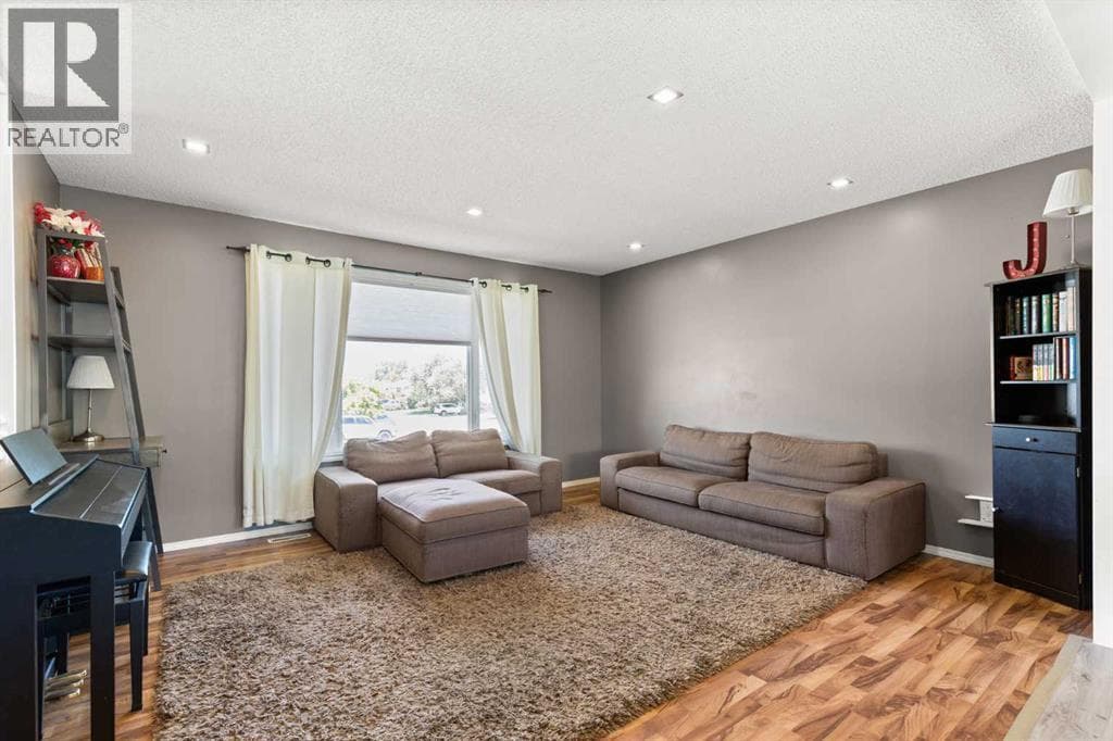 456 Sissons Crescent SE — photo 4