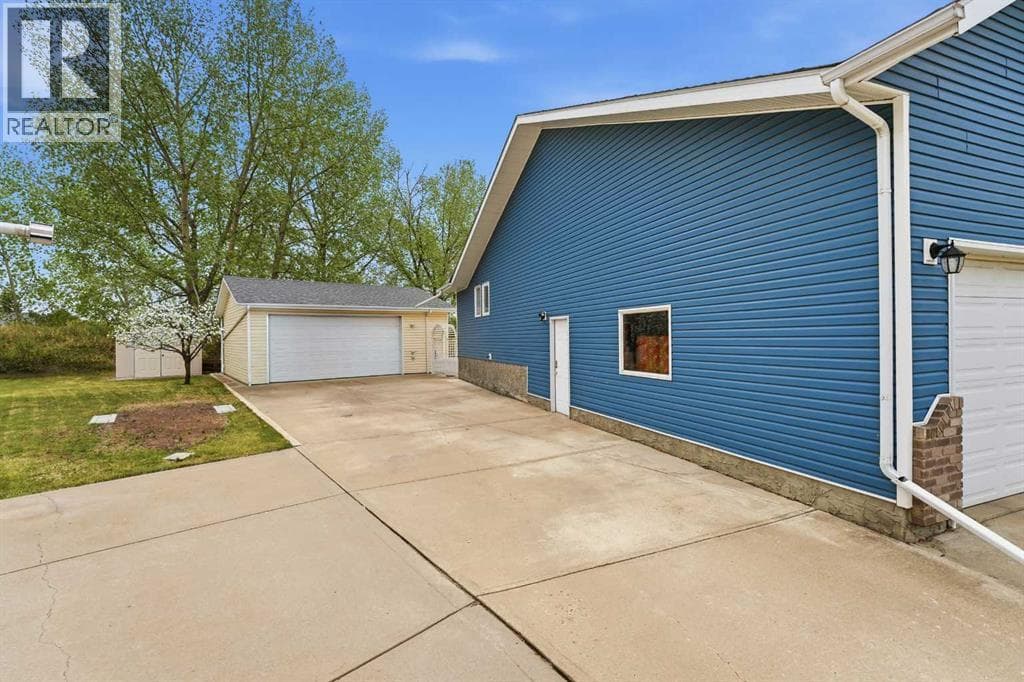 18 Osmond Close — photo 2