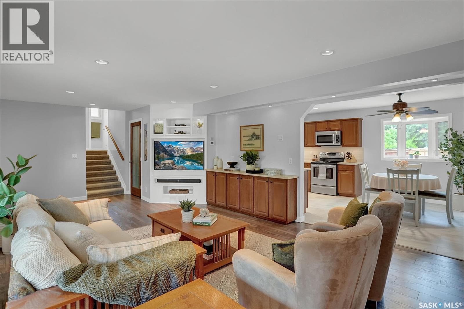 209 Douglas AVENUE E