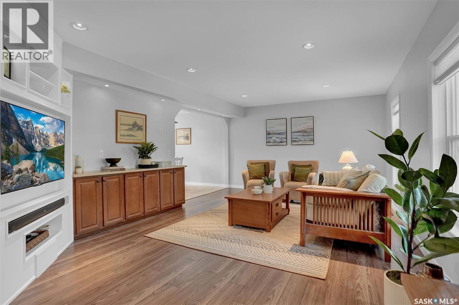 209 Douglas AVENUE E — photo 2