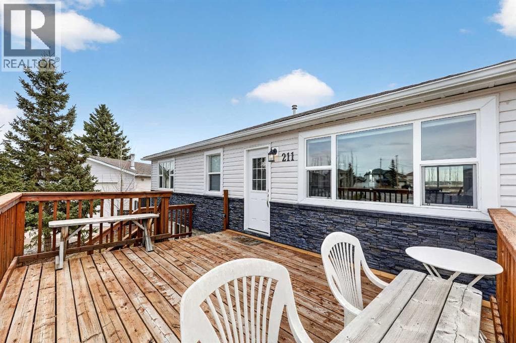211 1 Avenue SE — photo 2