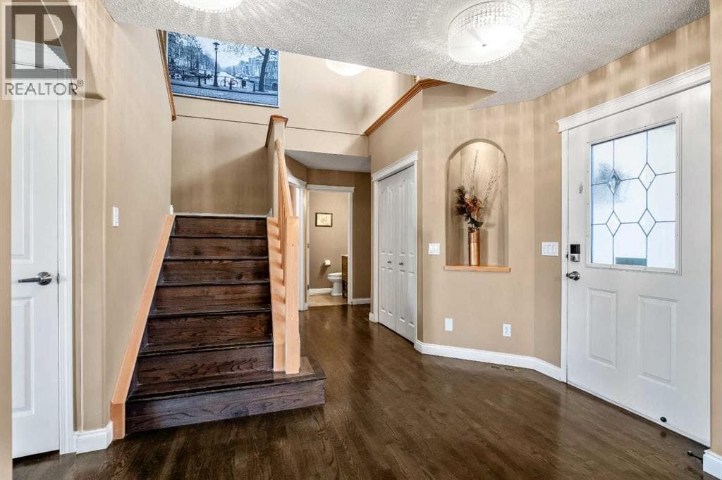 123 Cranwell Close SE — photo 2