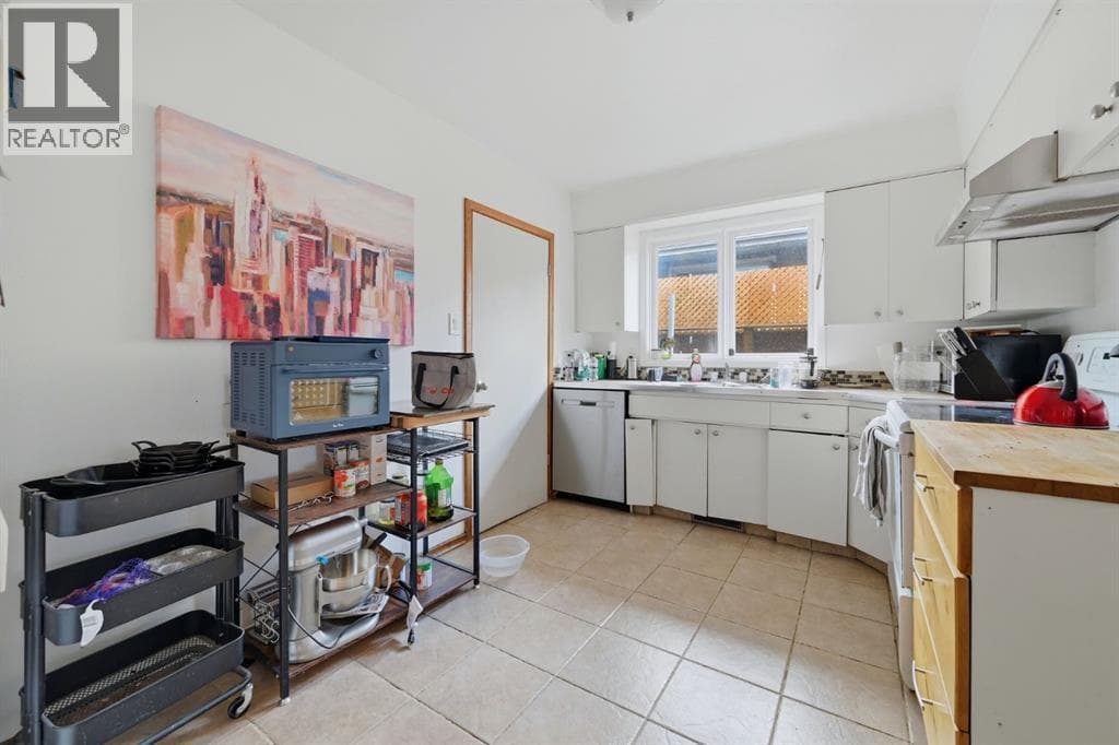 203 42 Avenue SW — photo 4