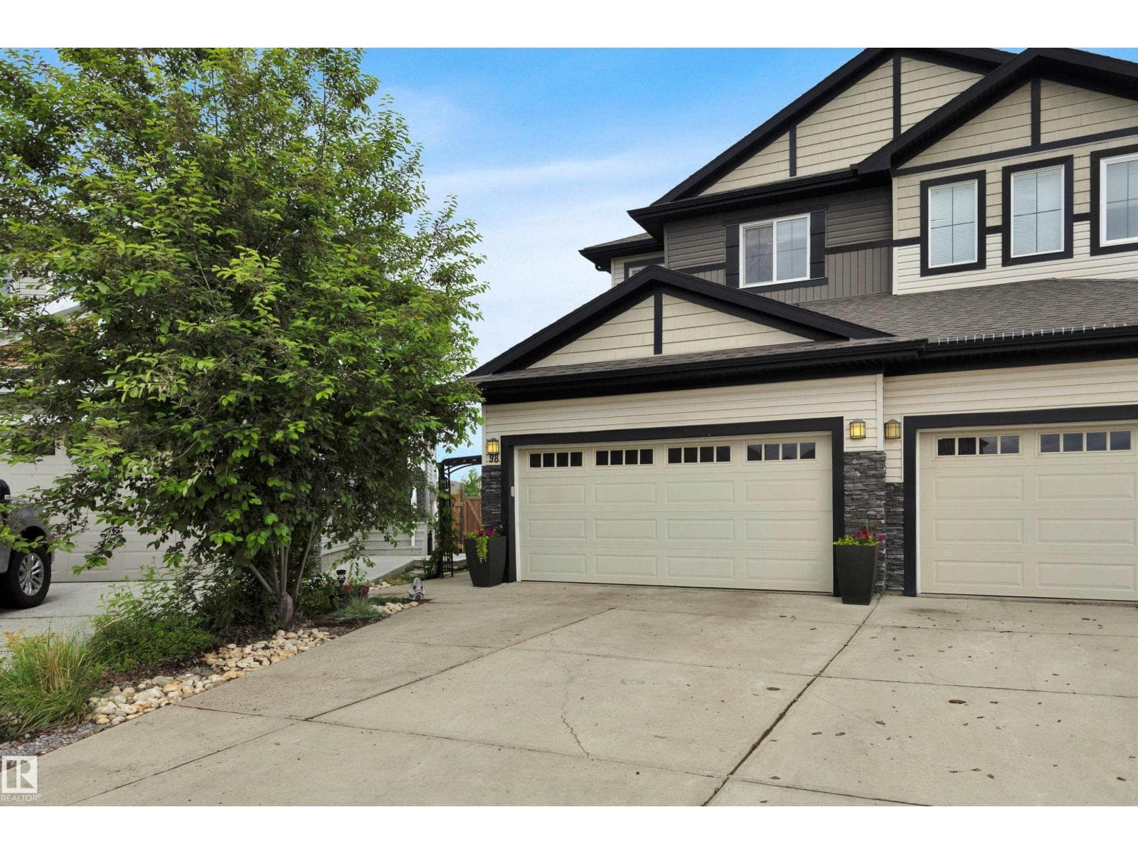 98 SANDALWOOD PL