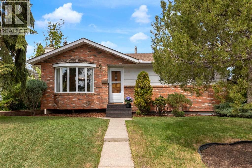 77 Hogarth Crescent SW