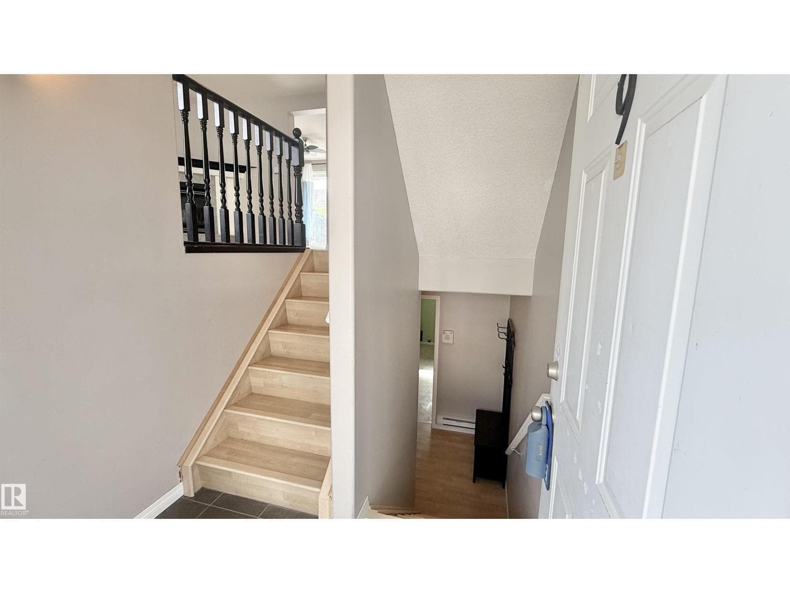 #9 225 BLACKBURN DR E SW — photo 4