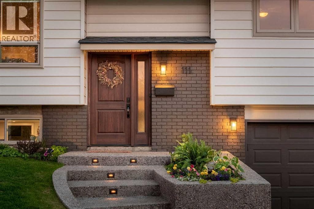 111 Silvergrove Green NW — photo 2