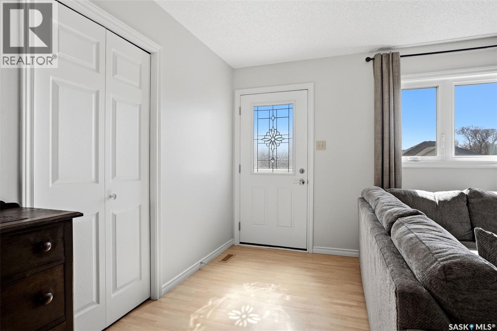 327 Coteau STREET — photo 3
