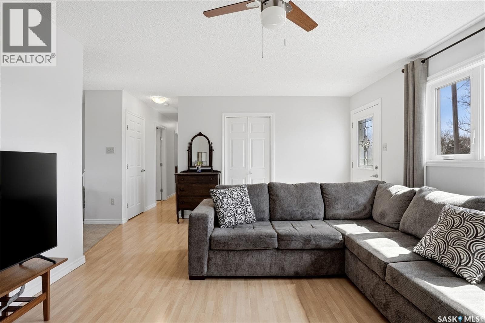 327 Coteau STREET — photo 4