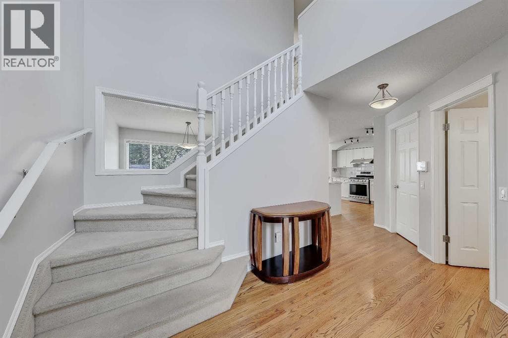 36 Mt Selkirk Close SE — photo 3