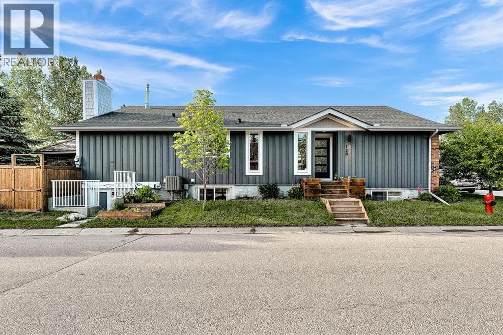 120 Woodbrook Close SW — photo 2