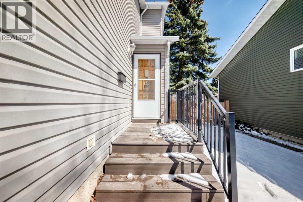 216 Hawkwood Boulevard NW photo 3