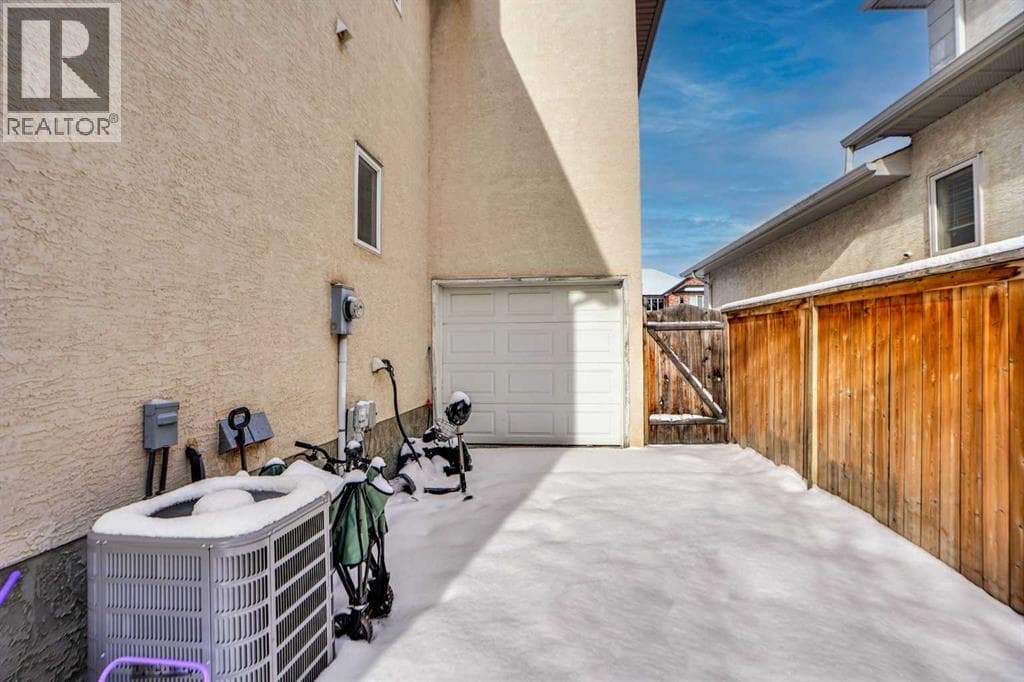 6 Strathridge Way SW — photo 4