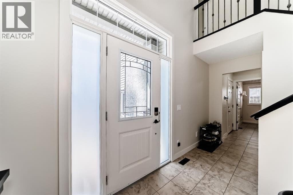 612 Montgomery Close SE — photo 2