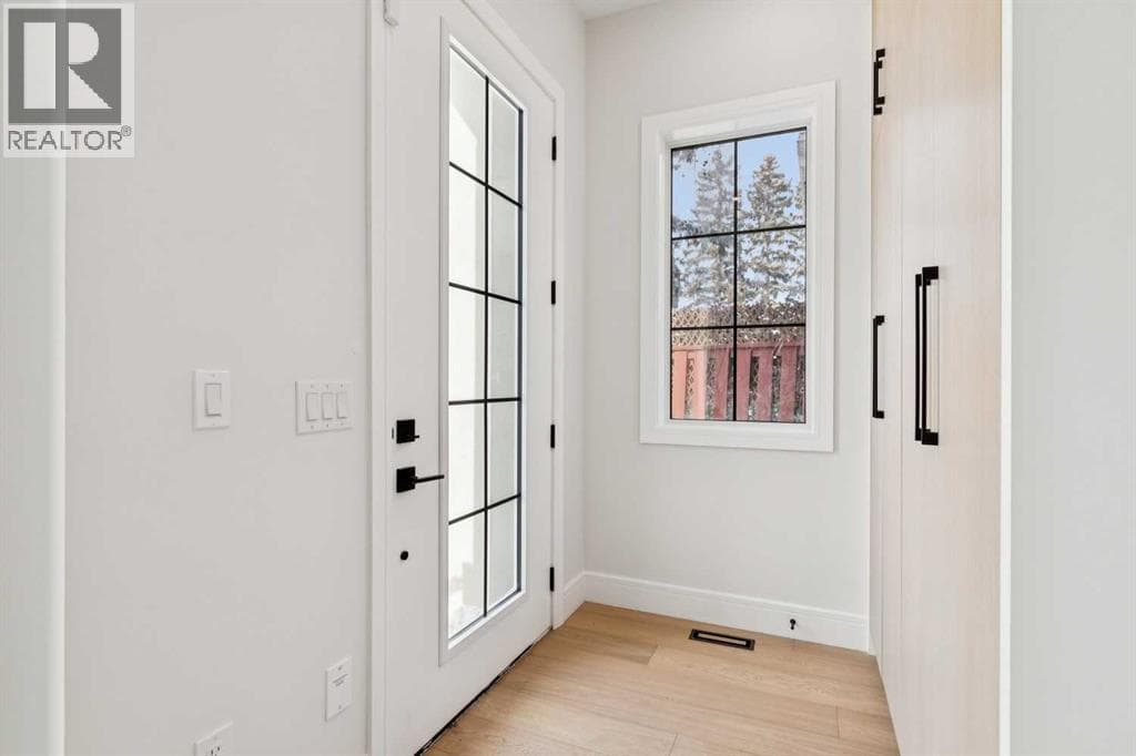 2810 38 Street SW — photo 3